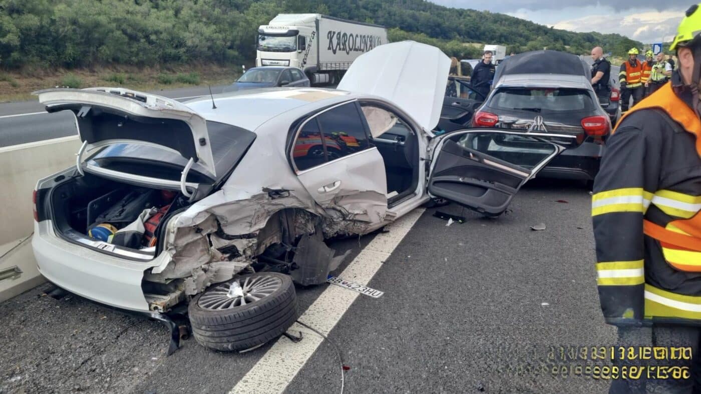 Nehoda na dálnici D5 u Loděnice. Foto: HZS