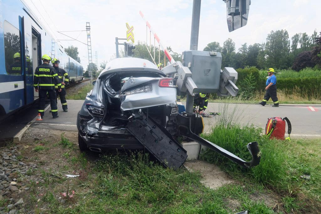 Nehoda v Šumperku. Vlak smetl Mercedes. Foto: PČR
