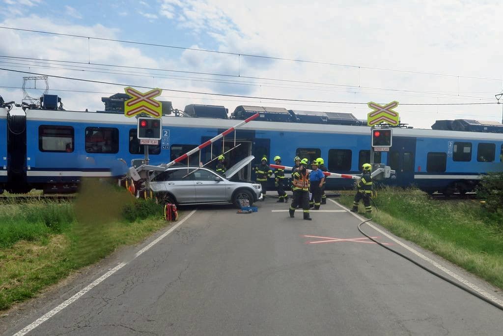 Nehoda v Šumperku. Vlak smetl Mercedes. Foto: PČR