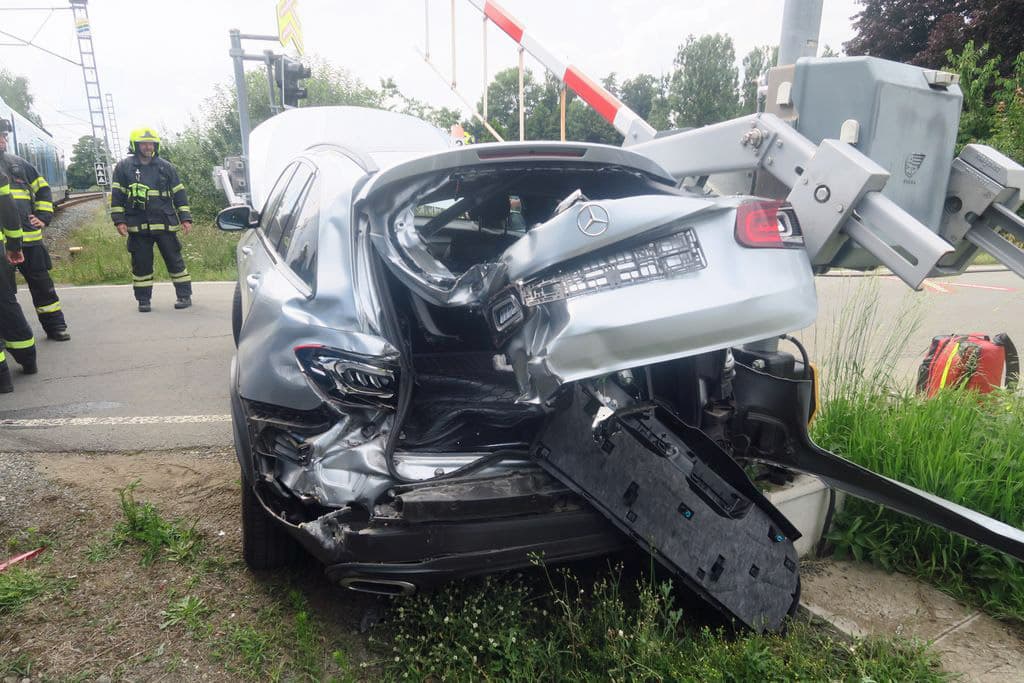 Nehoda v Šumperku. Vlak smetl Mercedes. Foto: PČR