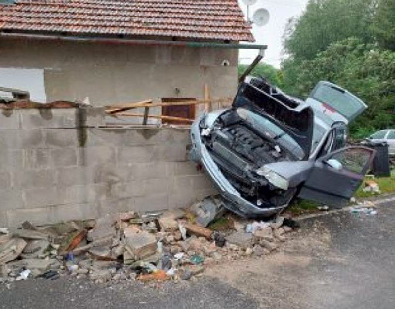 Řidič Octavie v Radimi narazil do betonové zdi. Foto: HZS