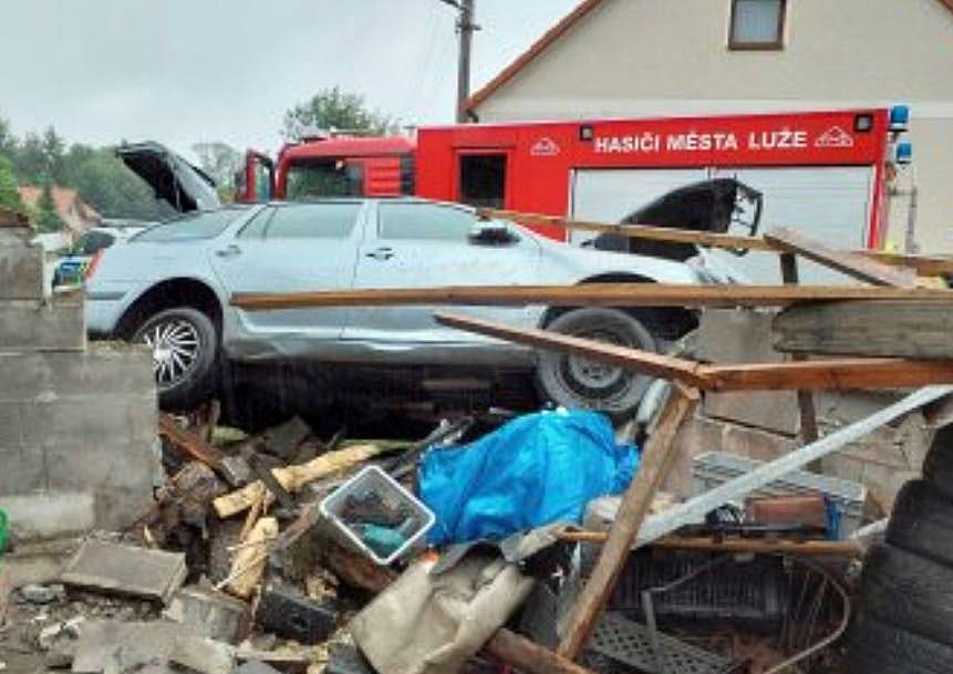 Řidič Octavie v Radimi narazil do betonové zdi. Foto: HZS
