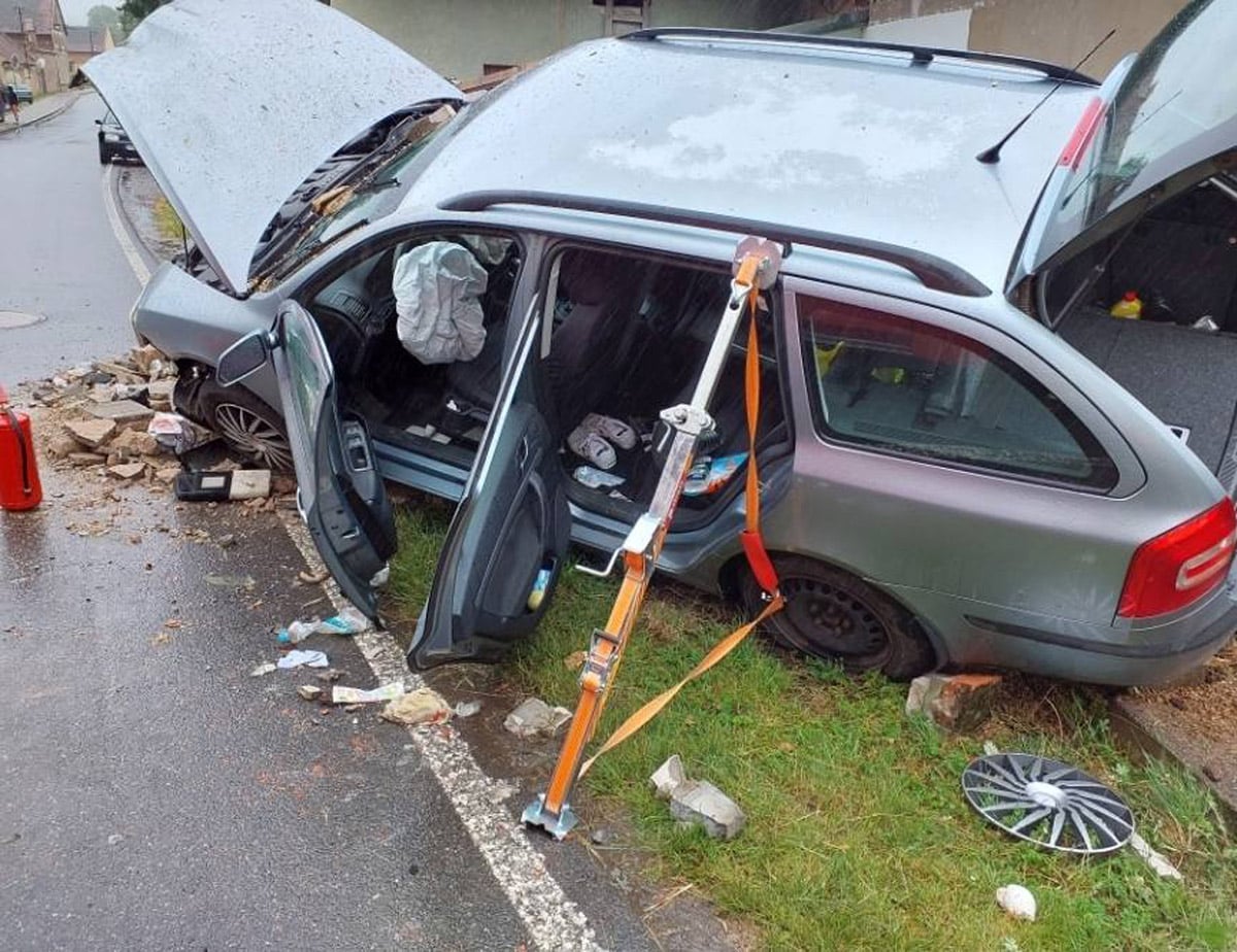 Řidič Octavie v Radimi narazil do betonové zdi. Foto: HZS