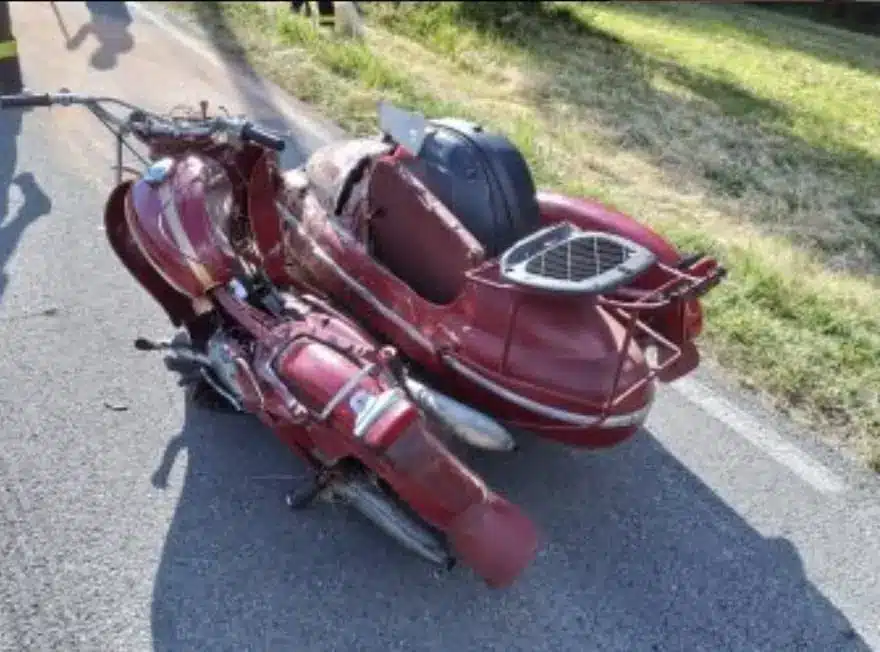Nehoda motocyklu a auta nedaleko České Třebové. Foto: HZS