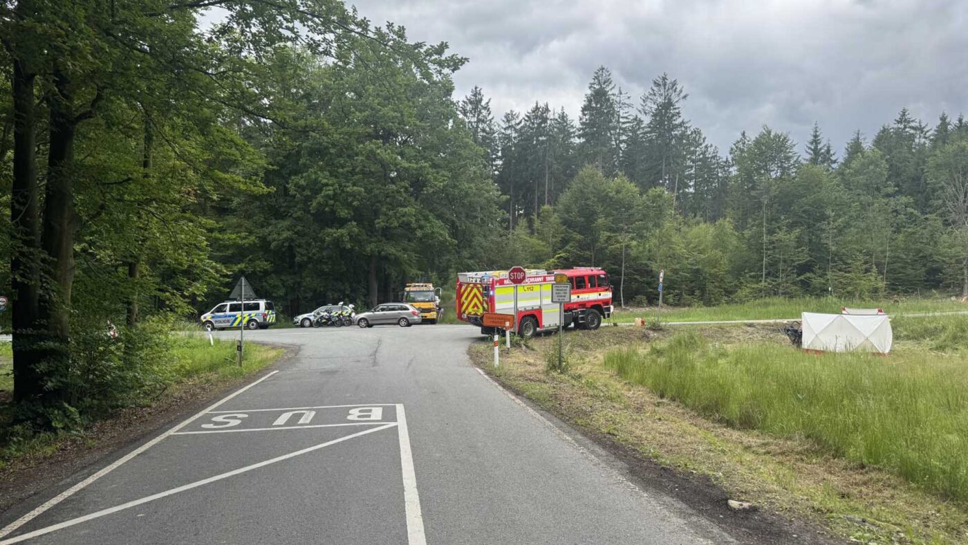 Tragická nehoda u Kohoutova. Řidič dodávky smetl Ford. Foto: HZS