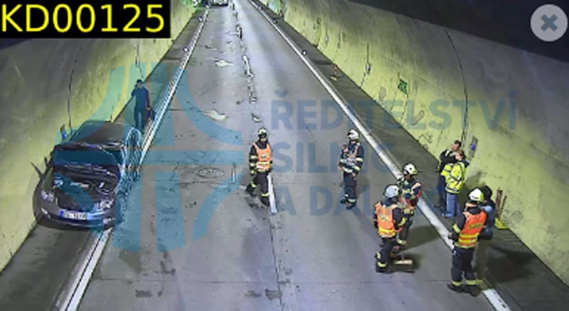 Nehoda v tunelu Panenská na dálnici D8. 