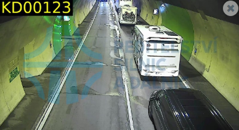 V tunelu se před nehodou tvoří kolony aut.