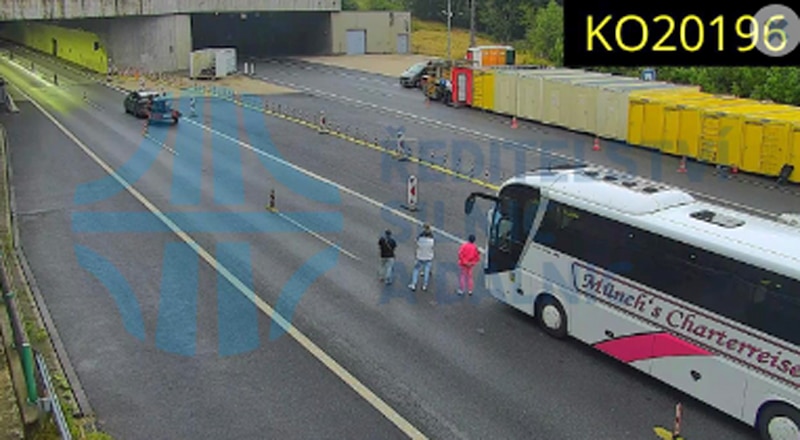 Před nehodou stojí v koloně i autobus s cestujícími.