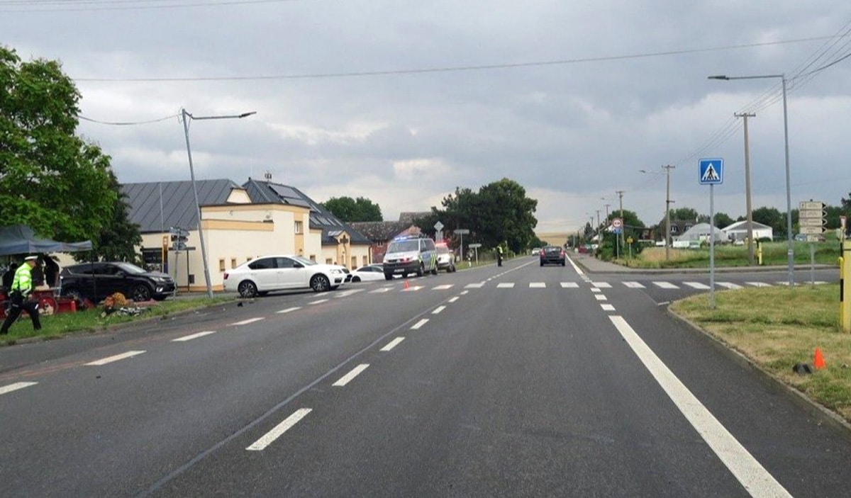 Nehoda cyklisty a motorkáře v Úvalnu. Foto: PČR