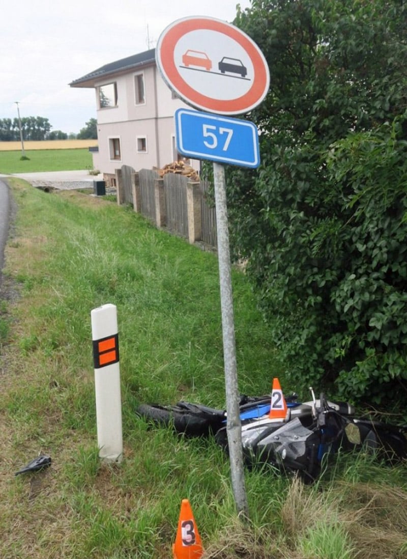 Nehoda cyklisty a motorkáře v Úvalnu. Foto: PČR