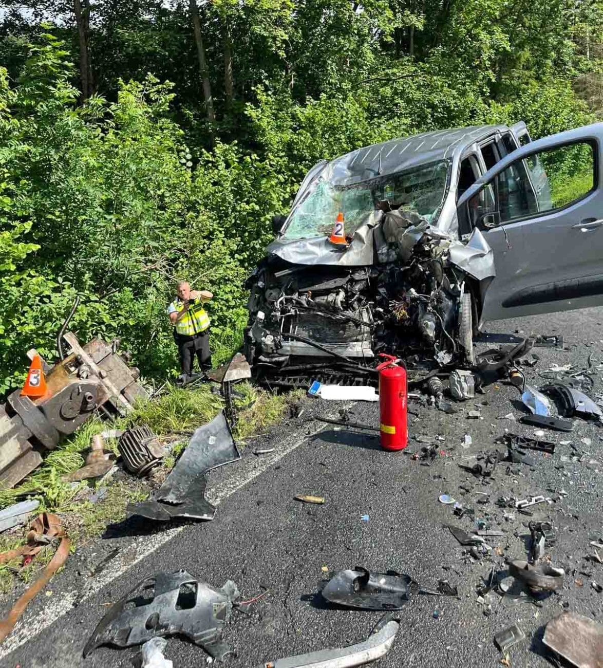 Na projíždějící auto na Bruntálsku spadl obráběcí stroj. Foto: ZZS