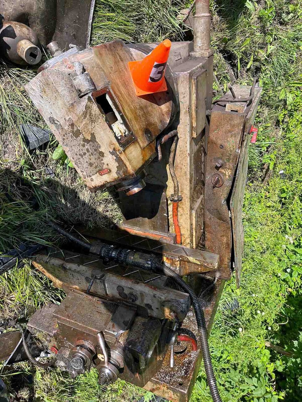 Na projíždějící auto na Bruntálsku spadl obráběcí stroj. Foto: ZZS
