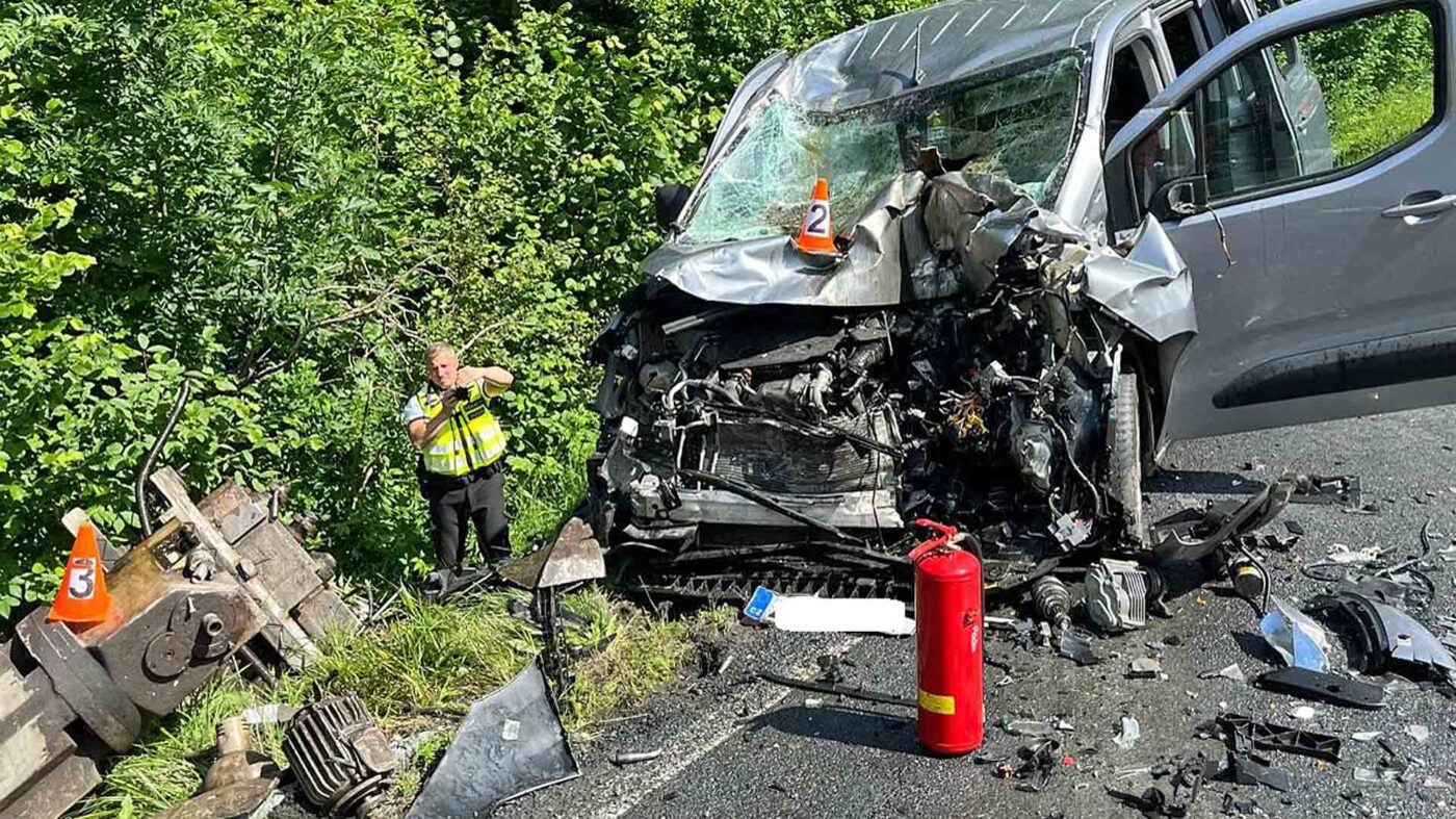 Na projíždějící auto na Bruntálsku spadl obráběcí stroj. Foto: ZZS