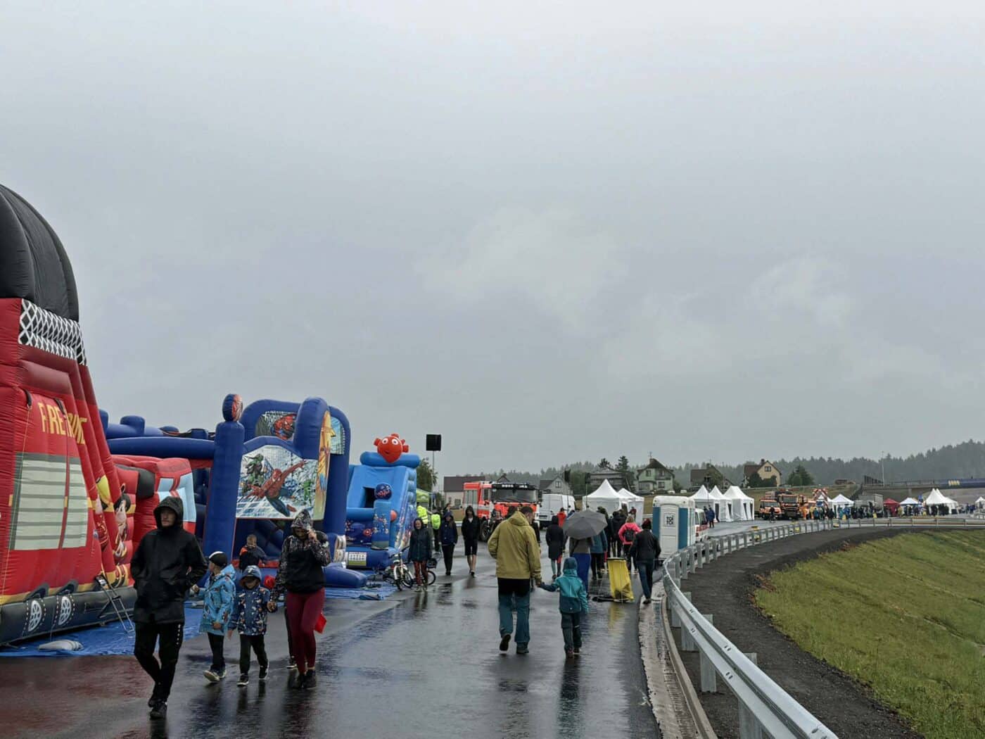 Lidé si přišli prohlédnout obchvat Nové Paky. Foto: ŘSD