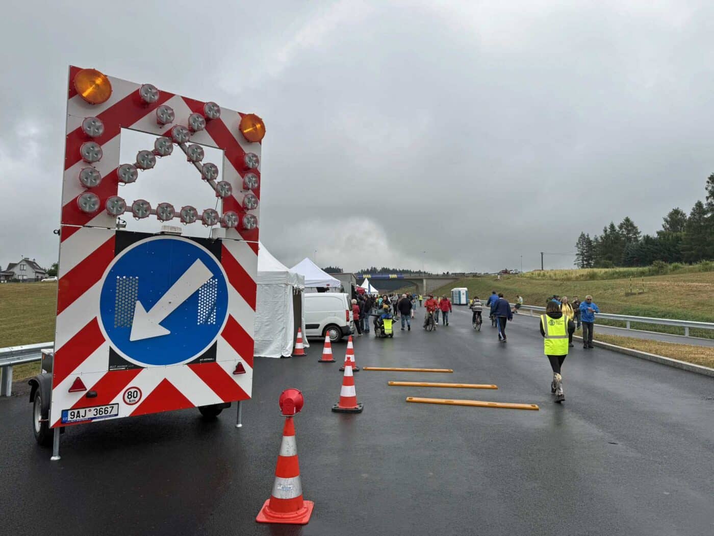 Lidé si přišli prohlédnout obchvat Nové Paky. Foto: ŘSD
