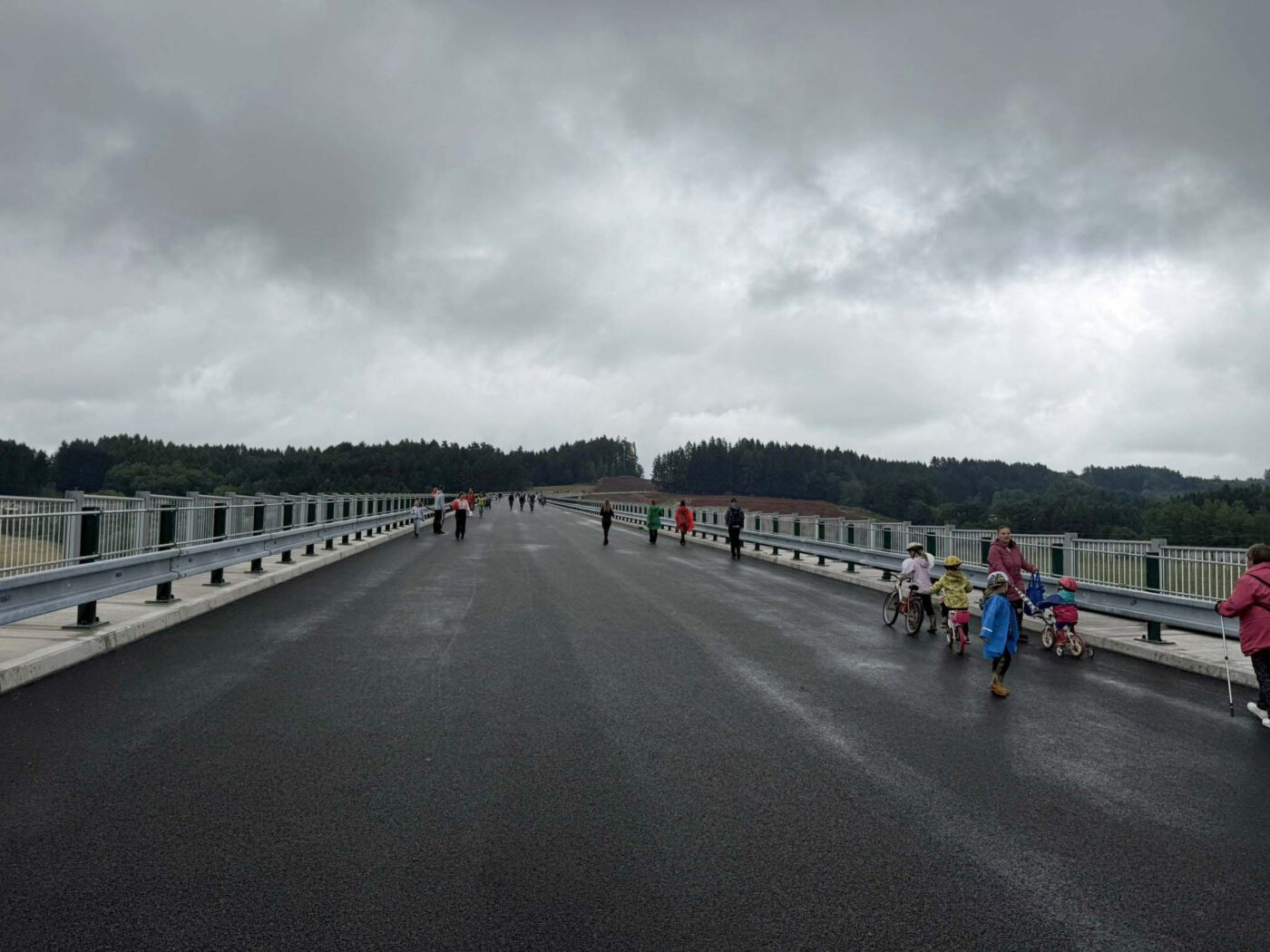 Lidé si přišli prohlédnout obchvat Nové Paky. Foto: ŘSD