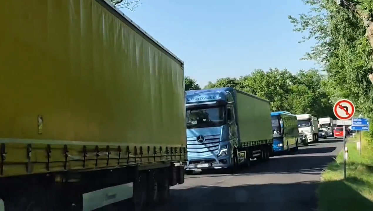 VIDEO: Kolony na objízdné trase dálnice D8. Zdroj: FB/D8