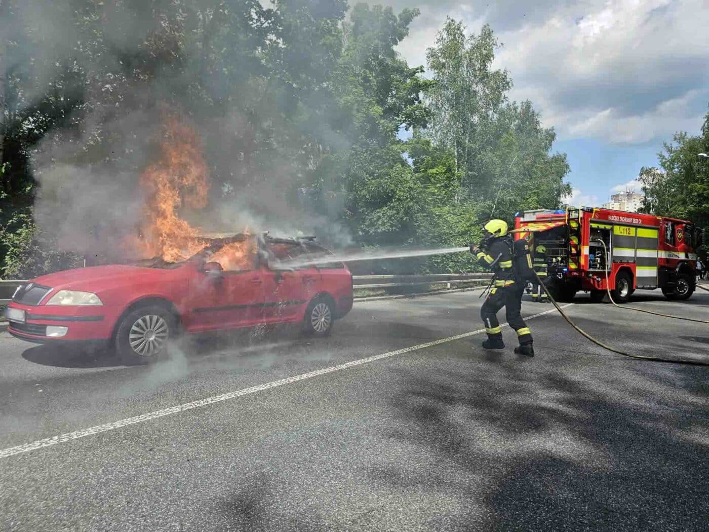 Požár auta v libereckém Růžodolu. Foto: HZS