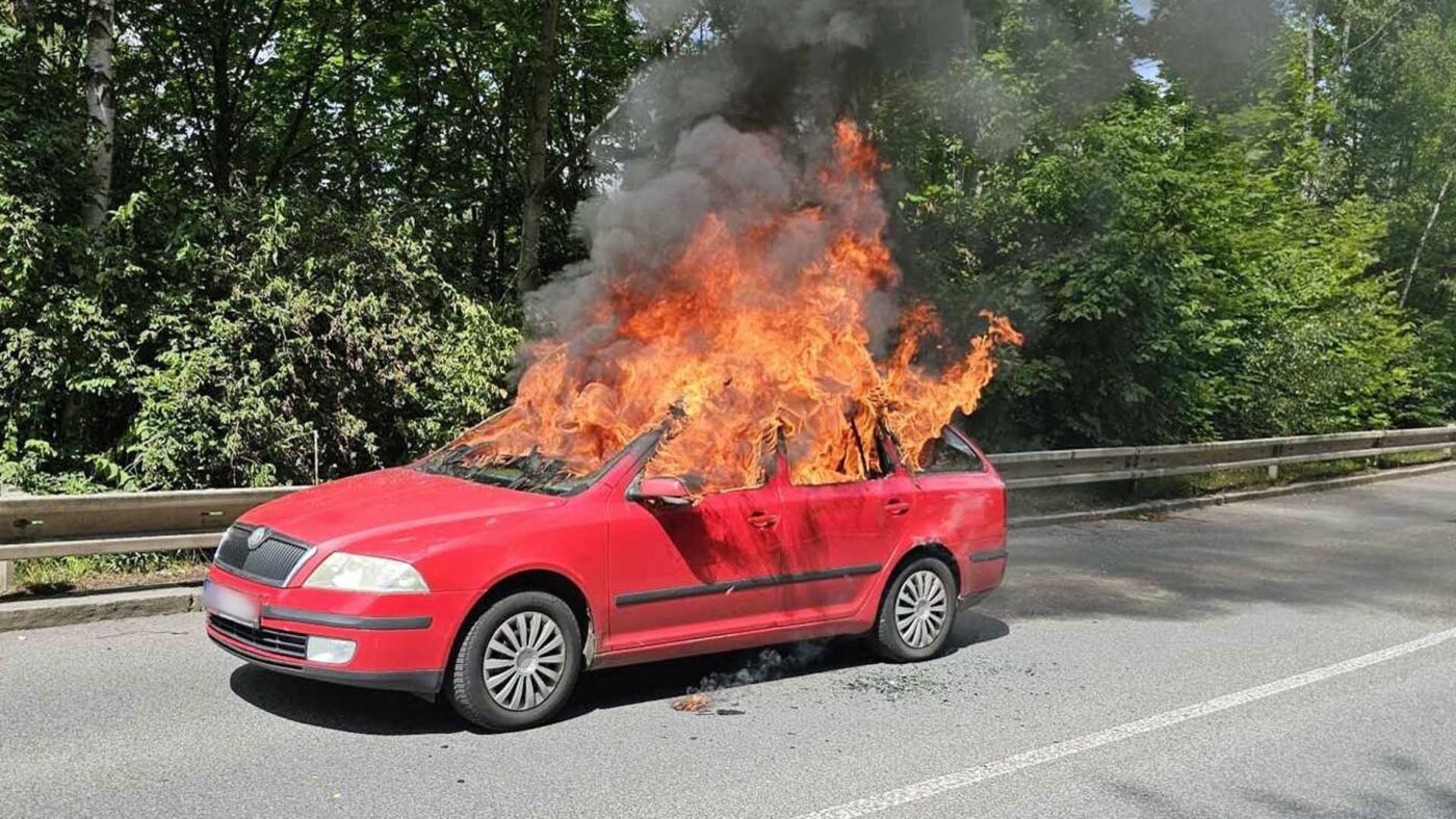 Požár auta v libereckém Růžodolu. Foto: HZS
