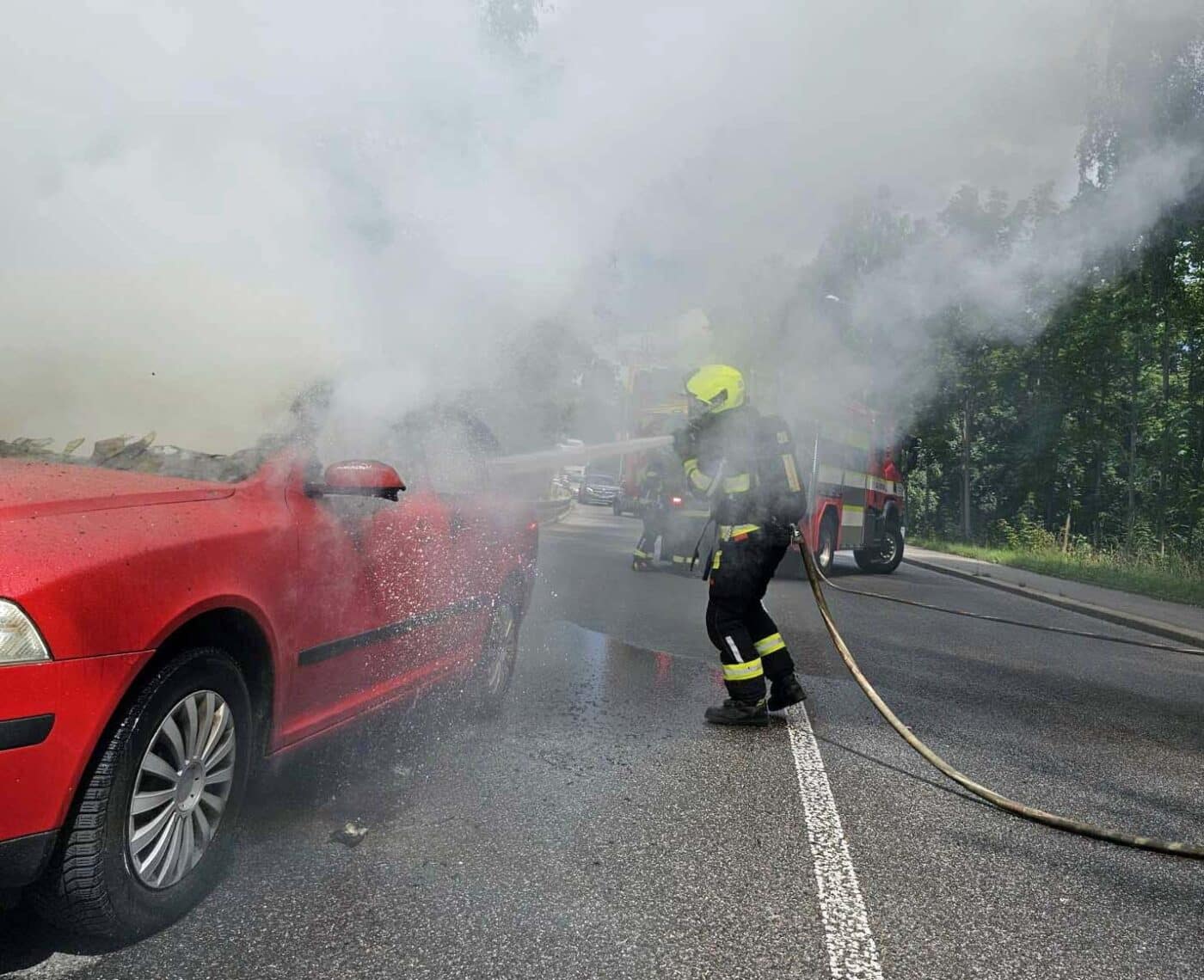 Požár auta v libereckém Růžodolu. Foto: HZS