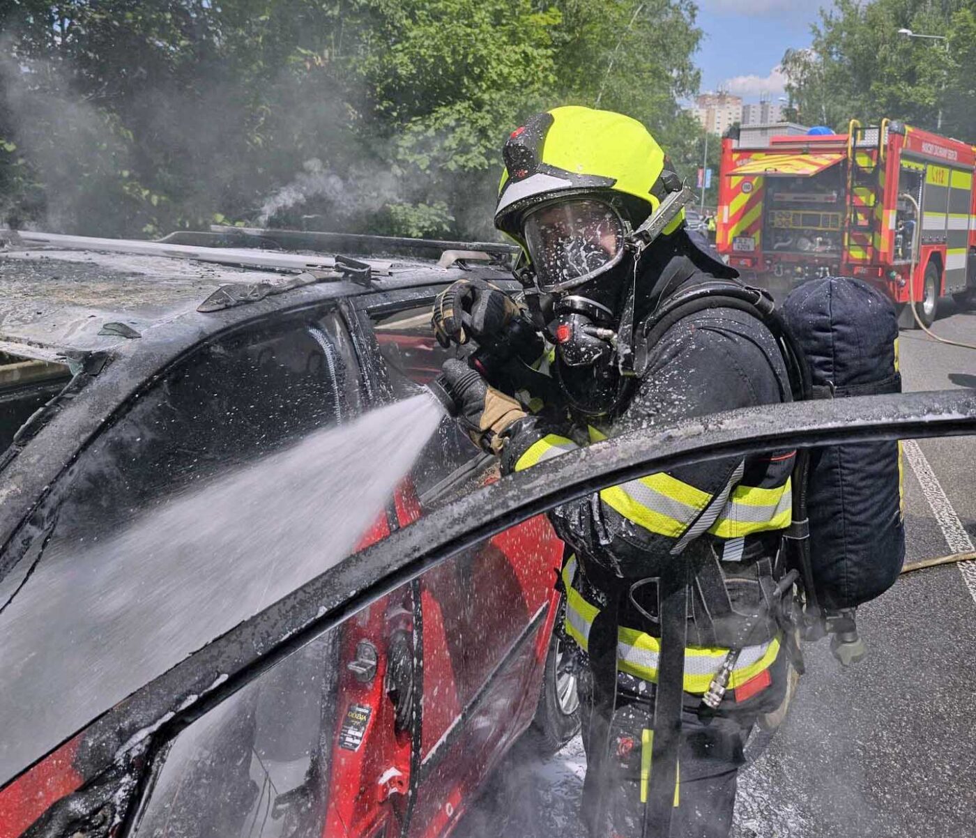 Požár auta v libereckém Růžodolu. Foto: HZS