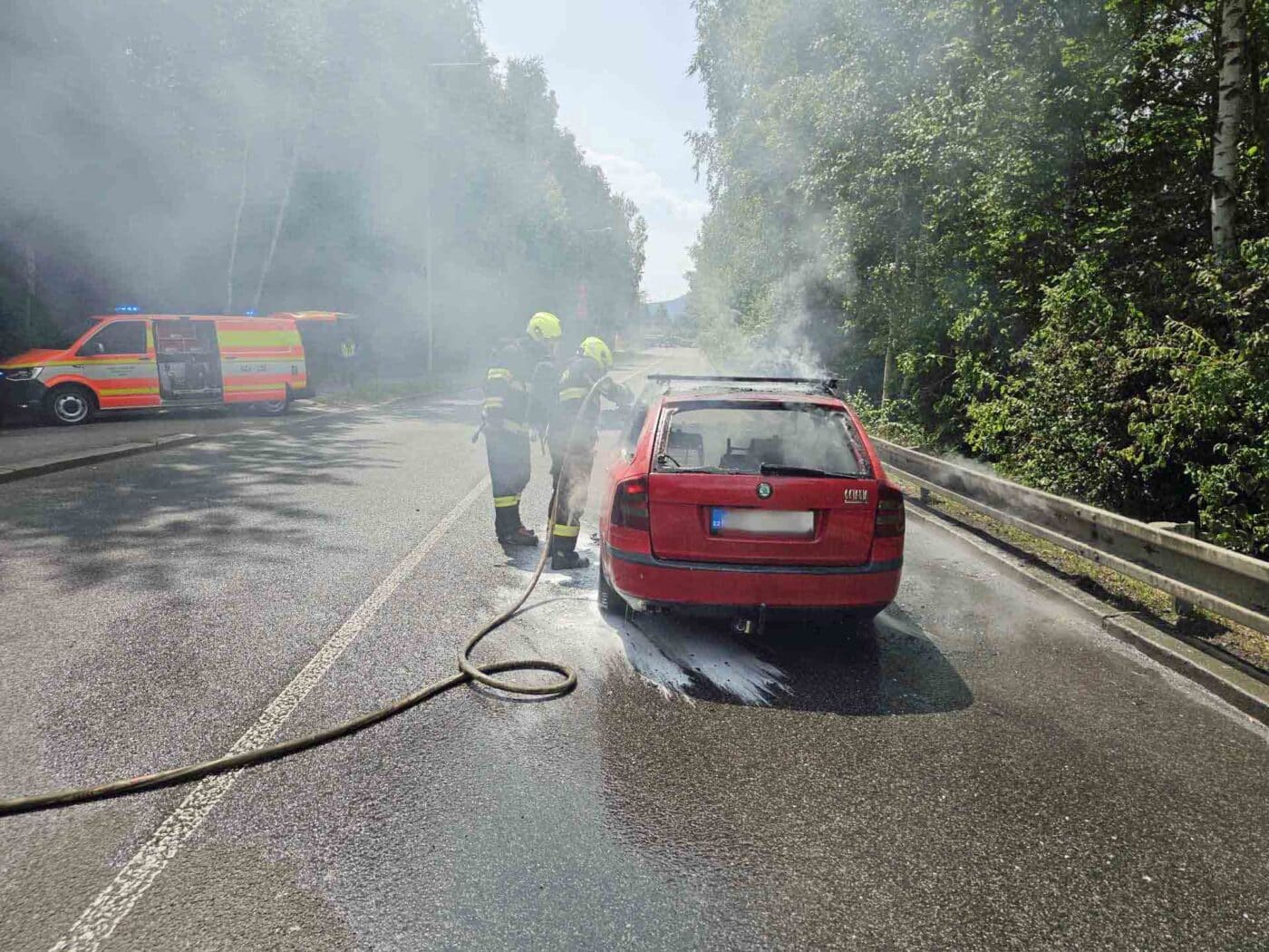 Požár auta v libereckém Růžodolu. Foto: HZS