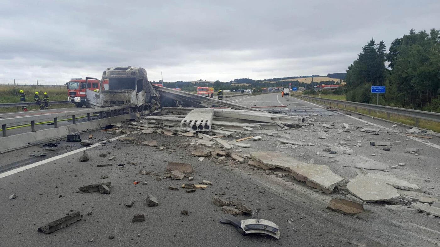 Nehoda a požár kamionu na dálnici D3. Foto: PČR