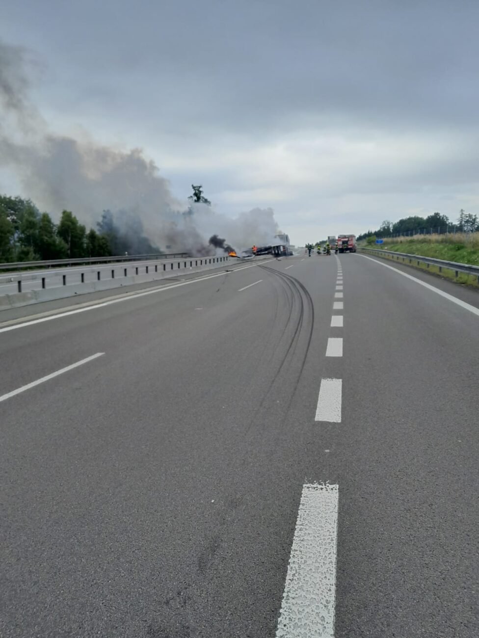 Nehoda a požár kamionu na dálnici D3. Foto: PČR