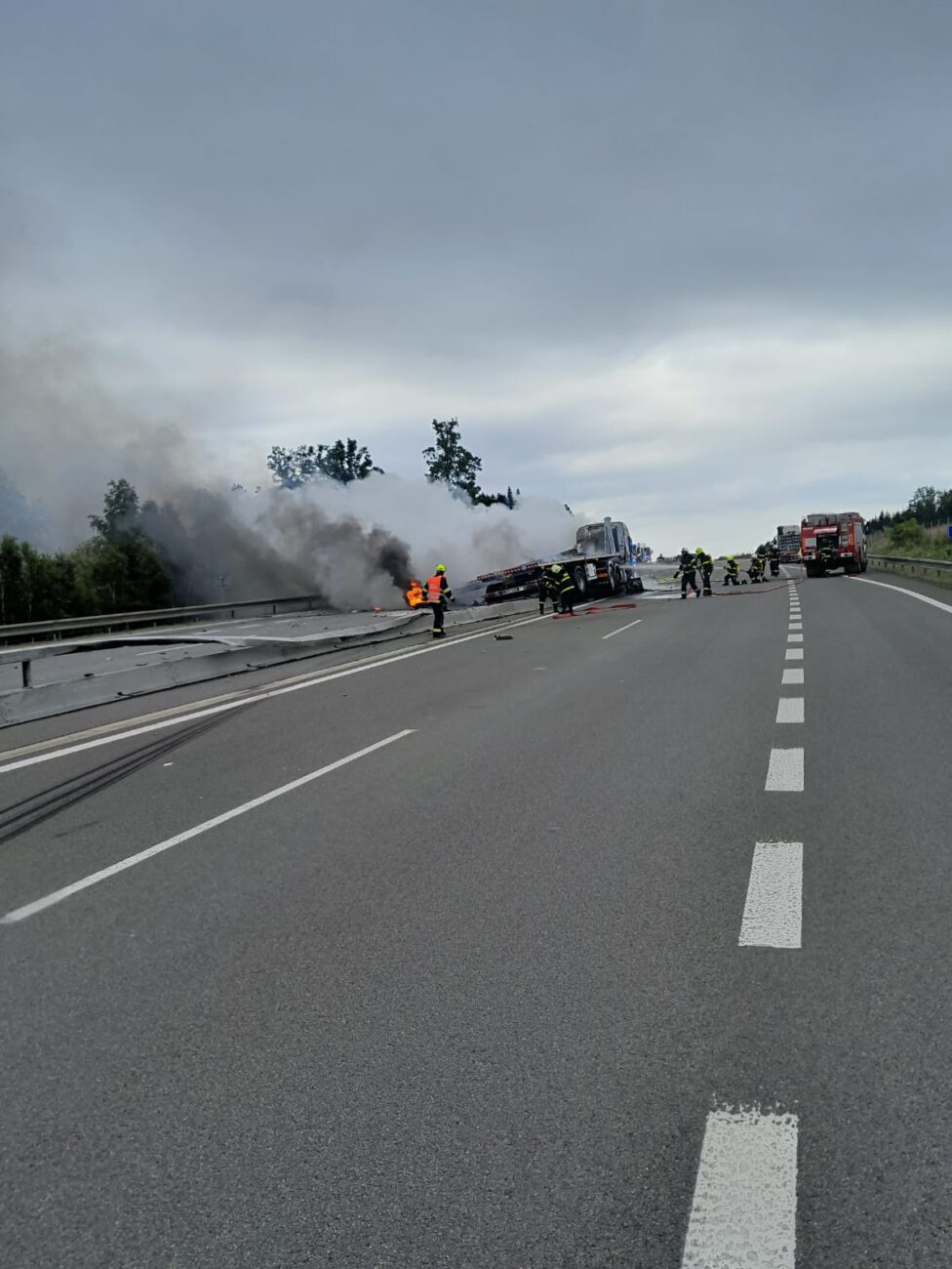 Nehoda a požár kamionu na dálnici D3. Foto: PČR