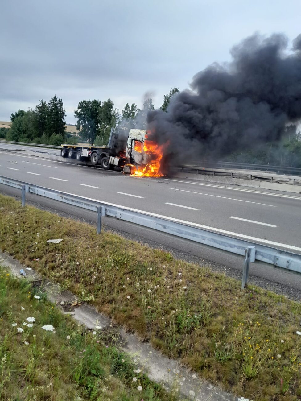 Nehoda a požár kamionu na dálnici D3. Foto: PČR