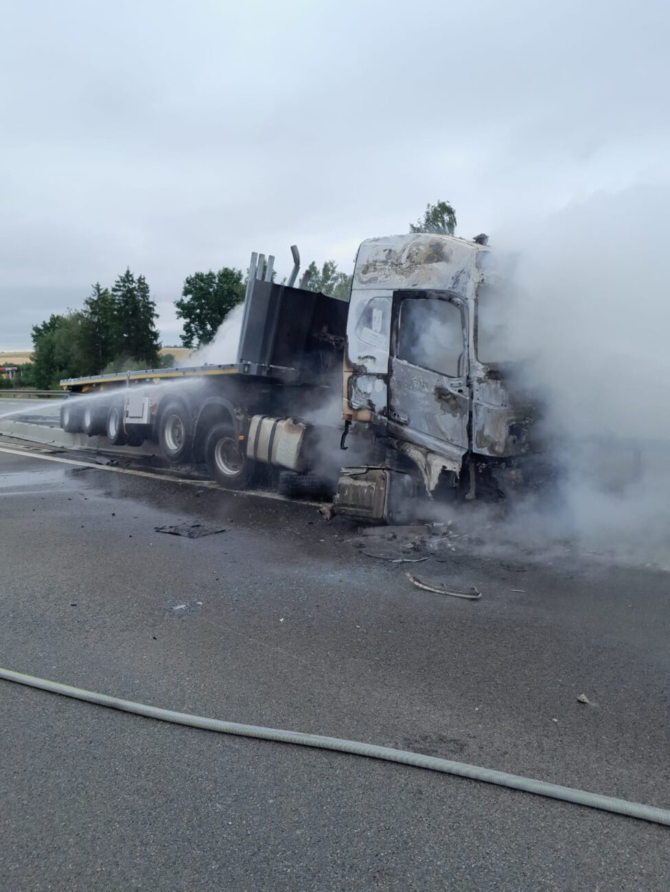 Nehoda a požár kamionu na dálnici D3. Foto: PČR
