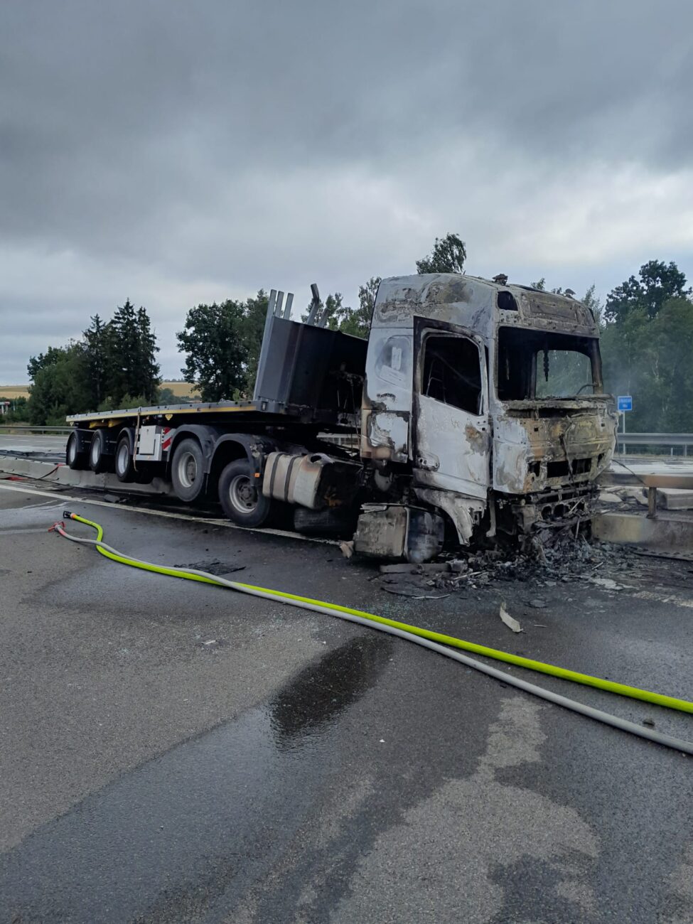 Nehoda a požár kamionu na dálnici D3. Foto: PČR