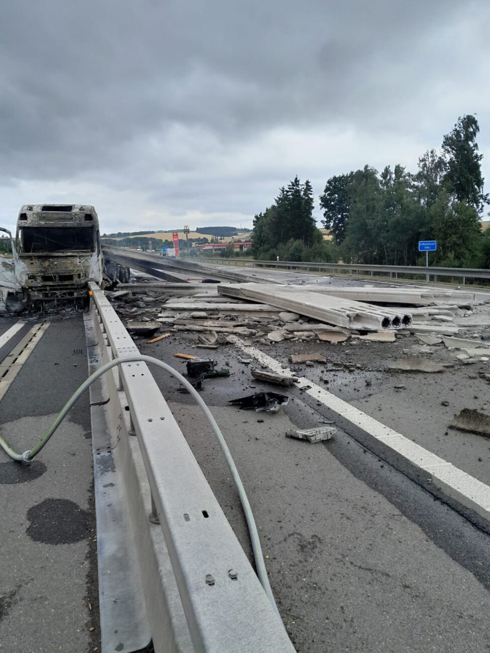 Nehoda a požár kamionu na dálnici D3. Foto: PČR