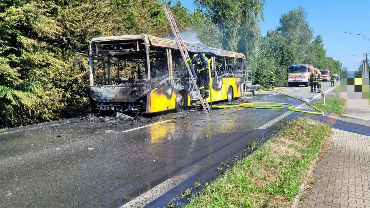 Požár autobusu v Ropici. Foto: HZS