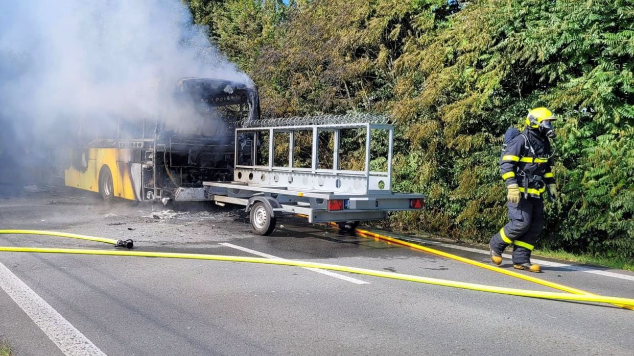 Požár autobusu v Ropici. Foto: HZS