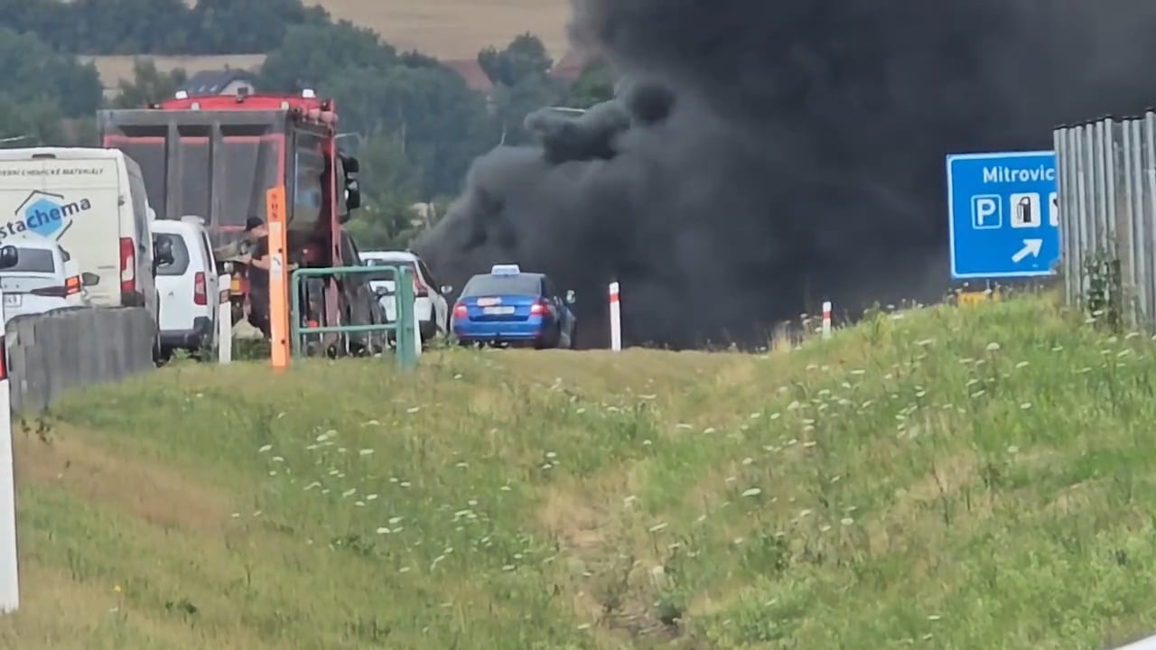 VIDEO: Požár kamionu na dálnici D3. Video: Martin Poštolka