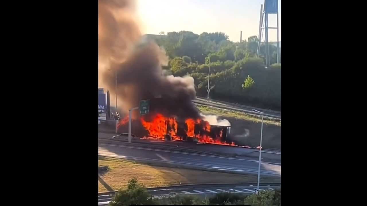 Požár kamionu na Jižní spojce. Video: Dominik Stratil