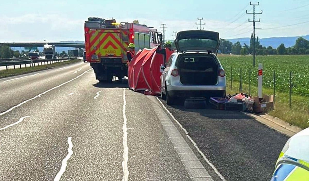 Kamion na D6 srazil řidiče, který měnil pneumatiku. Foto: PČR