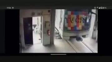 VIDEO: Vagon metra narazil v depu Hostivař do vrat.