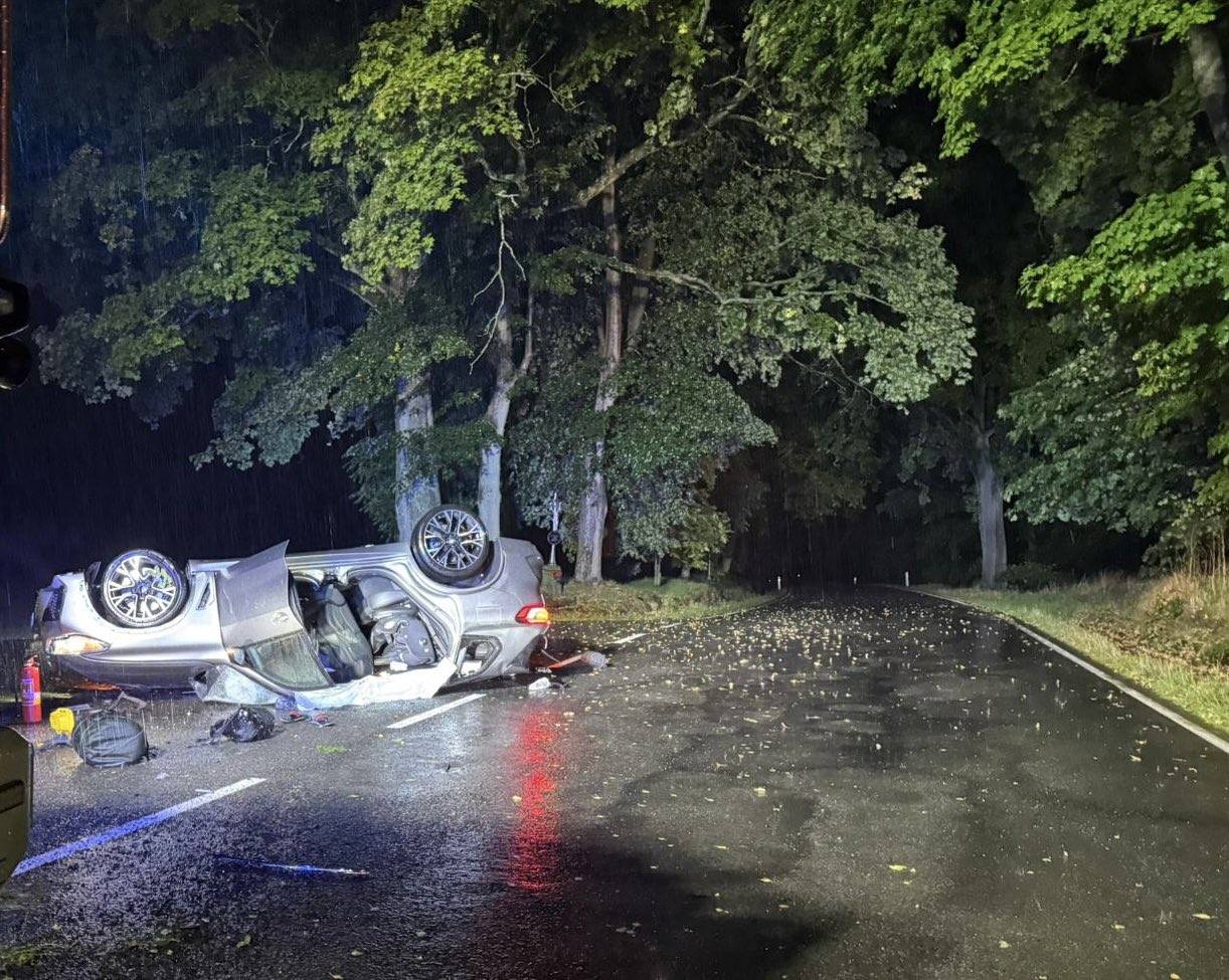 Tragická nehoda BMW u Chyšek. Foto: PČR