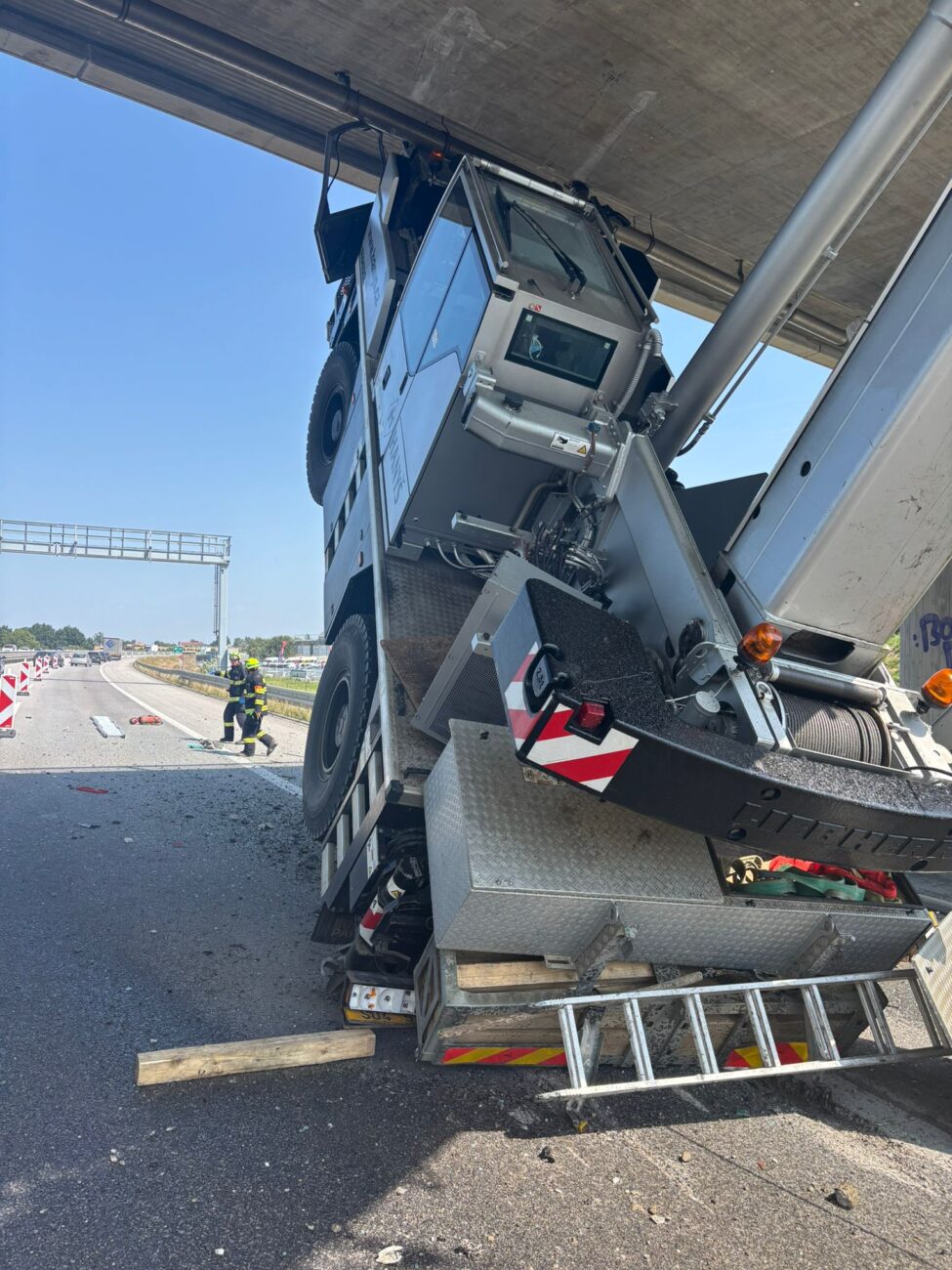 Nehoda jeřábu na D3 ve Veselí nad Lužnicí. Foto: HZS