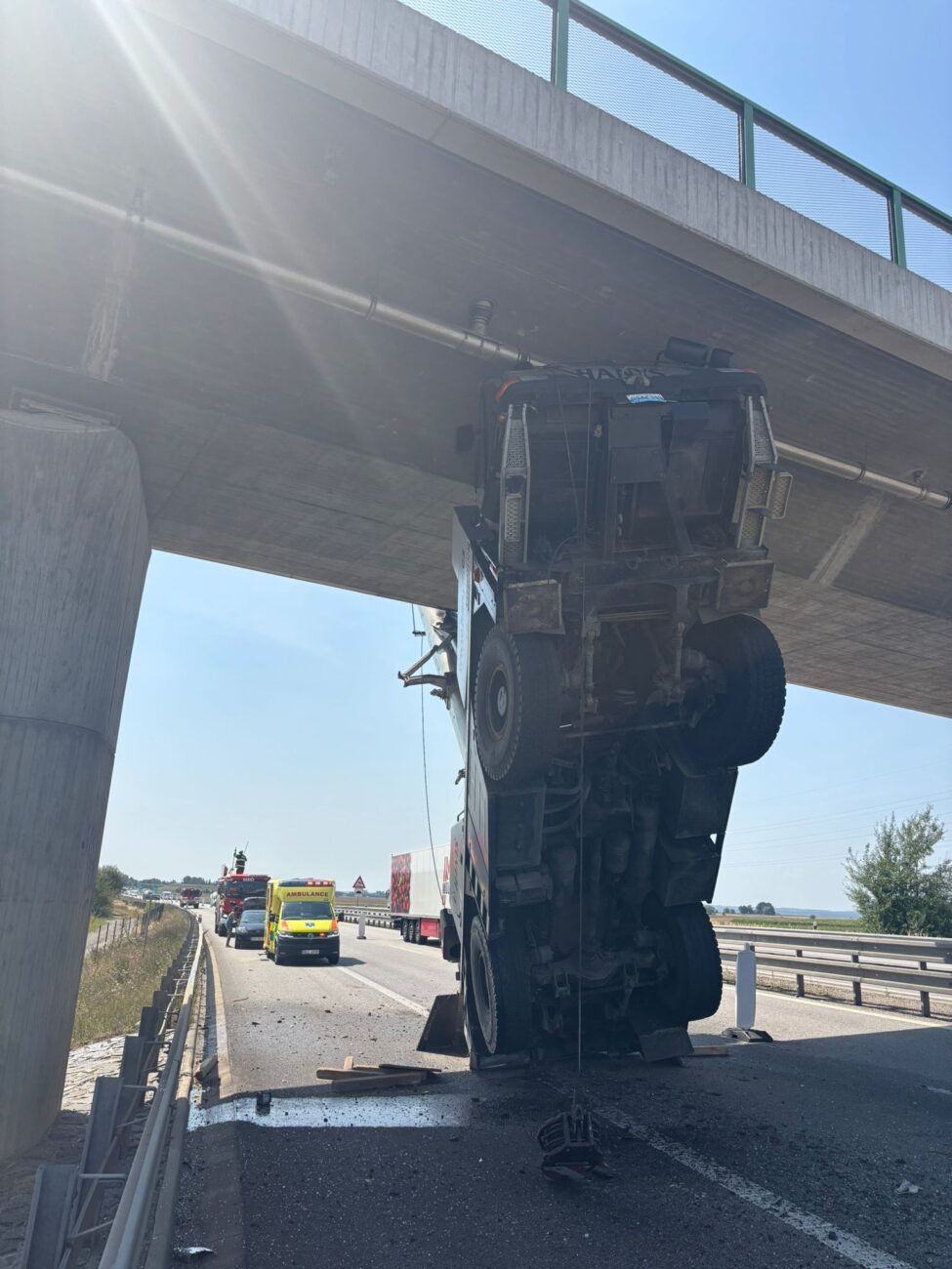 Nehoda jeřábu na D3 ve Veselí nad Lužnicí. Foto: HZS
