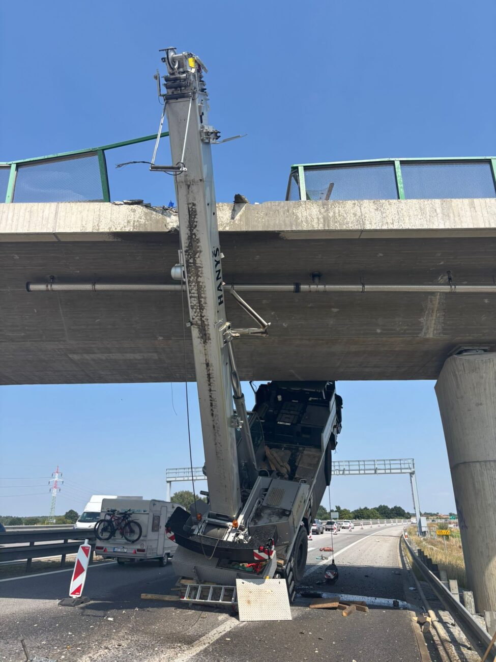 Nehoda jeřábu na D3 ve Veselí nad Lužnicí. Foto: HZS