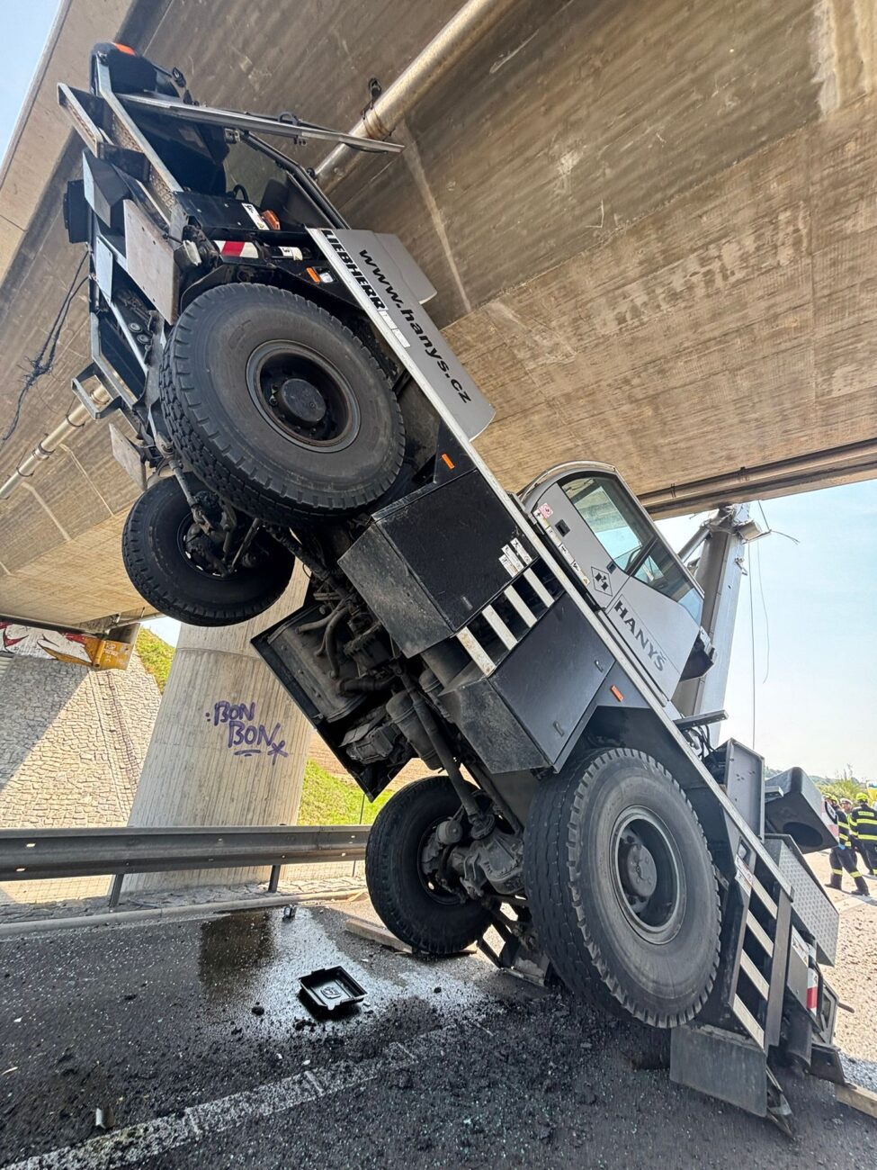 Nehoda jeřábu na D3 ve Veselí nad Lužnicí. Foto: HZS