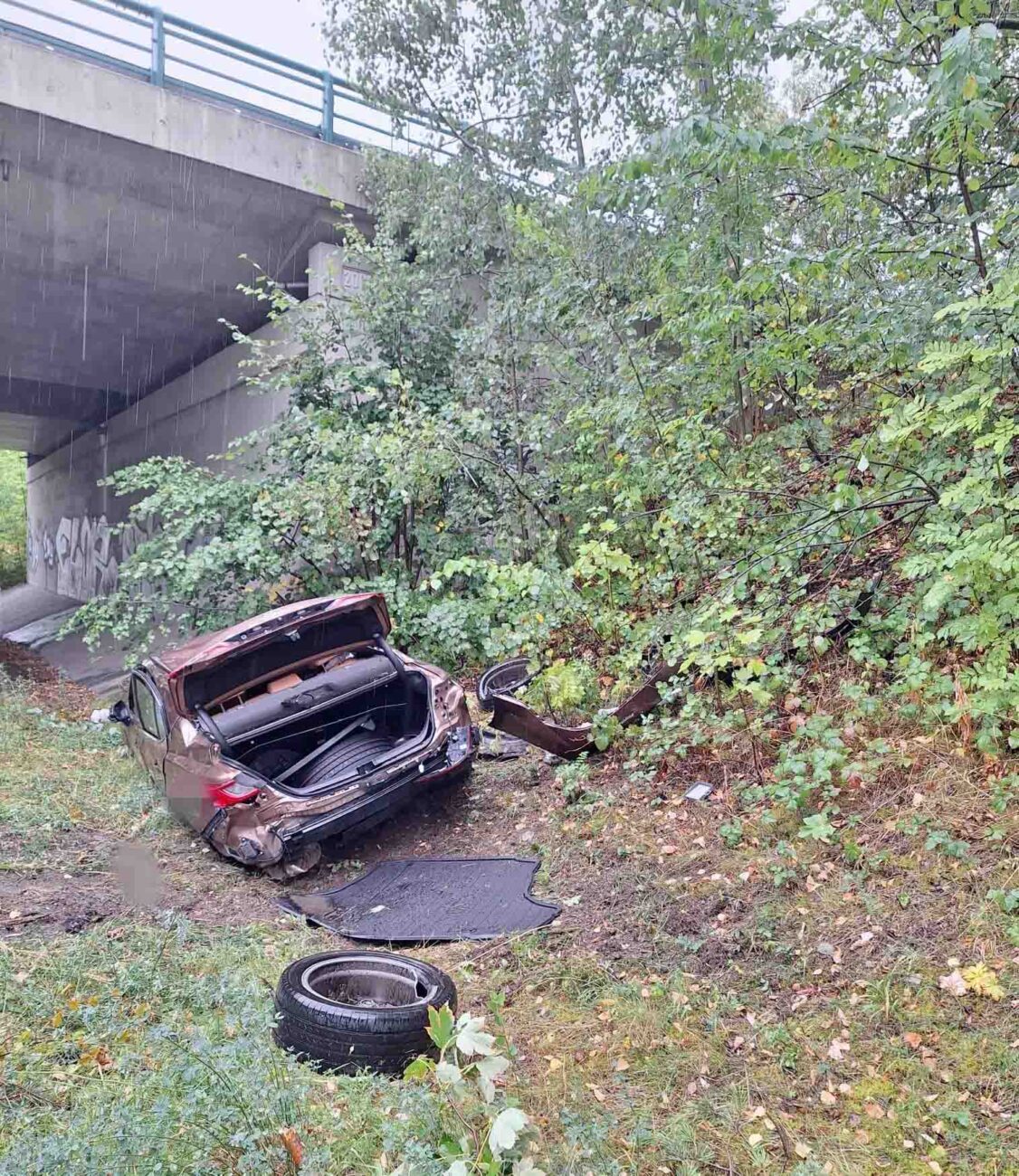 Auto vyletělo z dálnice D7 na silnici pod ní. Foto: HZS