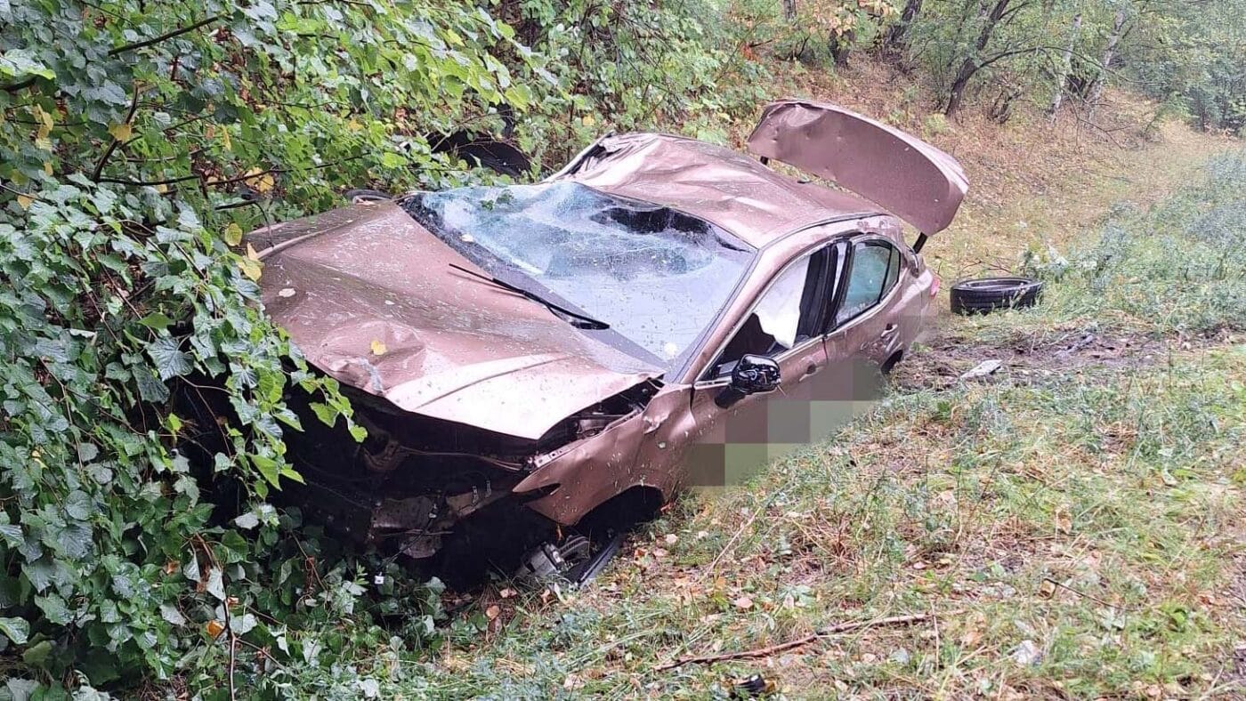 Auto vyletělo z dálnice D7 na silnici pod ní. Foto: HZS