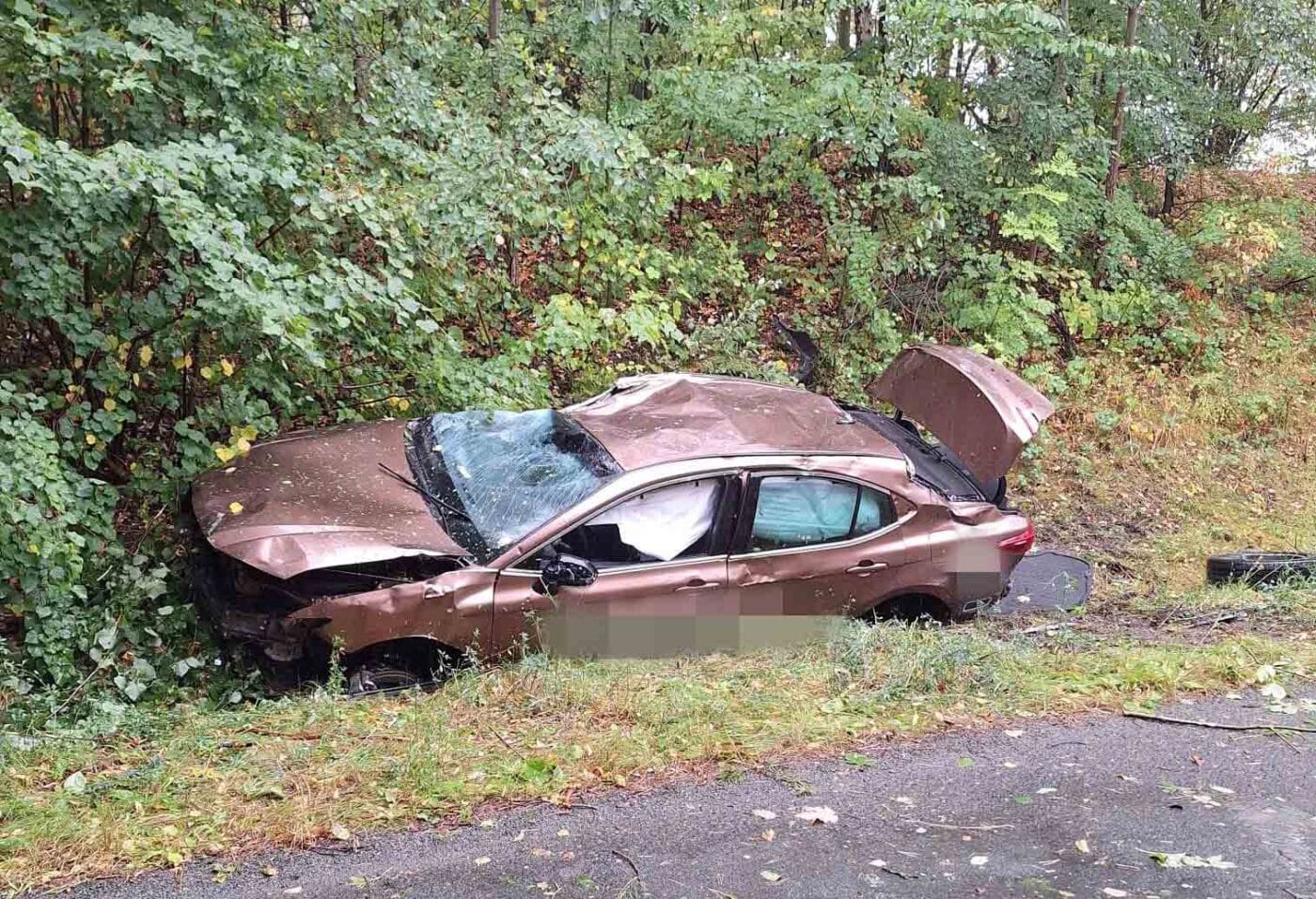 Auto vyletělo z dálnice D7 na silnici pod ní. Foto: HZS