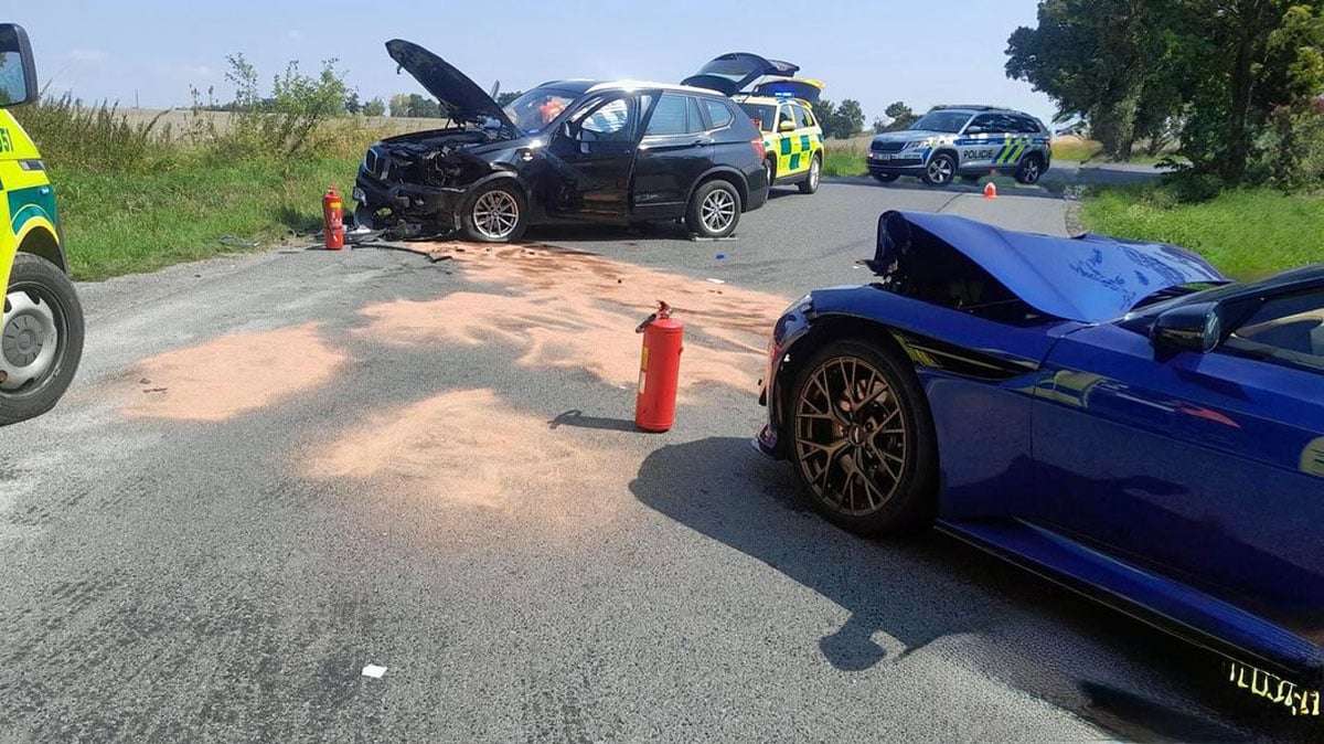 Při nehodě se srazily vozy Aston Martin a BMW. Foto: HZS