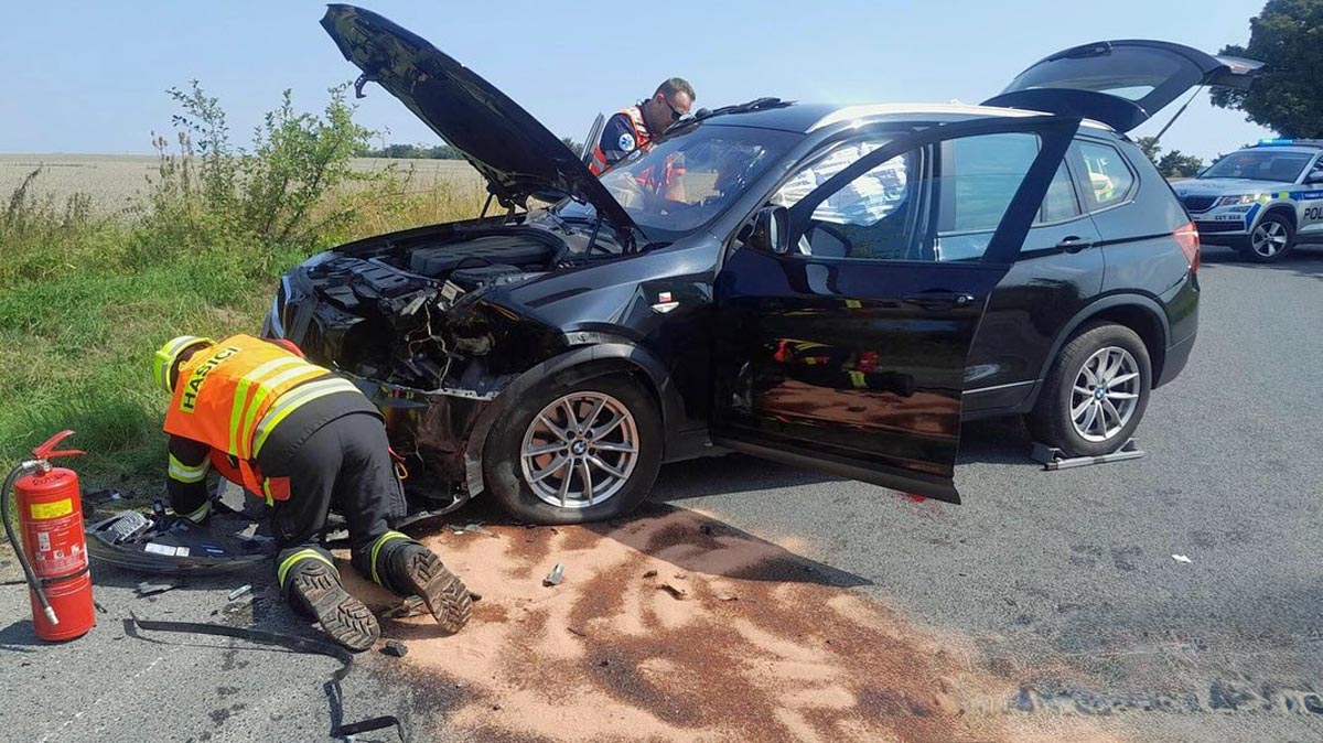 Při nehodě se srazily vozy Aston Martin a BMW. Foto: HZS