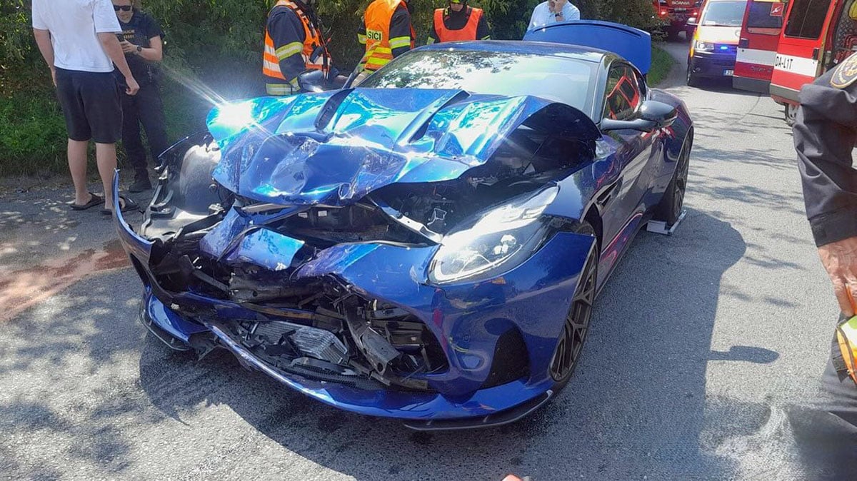 Při nehodě se srazily vozy Aston Martin a BMW. Foto: HZS